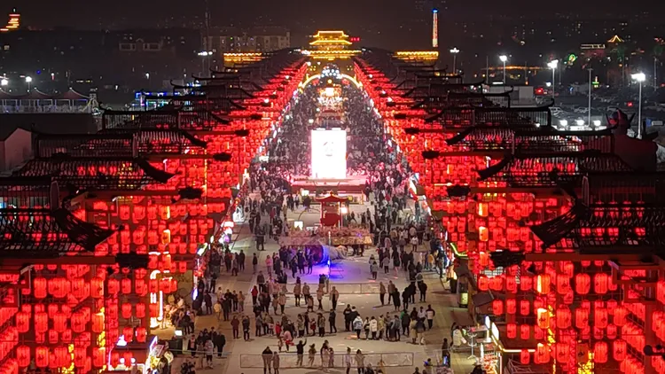 山東濱州11日晚間的遊客。新華社