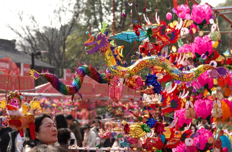 11日南京夫子廟花燈集市的遊客。新華社