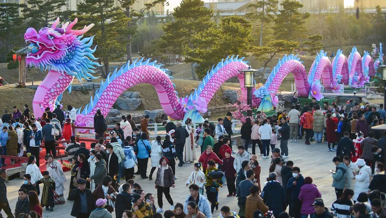 11日河南洛陽「隋唐洛陽城國家遺址公園九洲池景區」，遊客觀賞「皇家燈會」。新華社