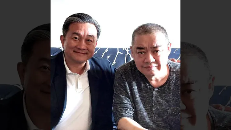 王定宇（左）去探望吾爾開希。翻攝自王定宇臉書