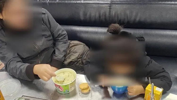 潘婦和5歲女童在警所享用警方提供的食物果腹。蘆竹警分局提供