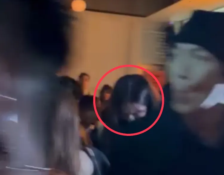 安心亞（紅圈低頭者）跟著柯震東離場。翻攝Threads