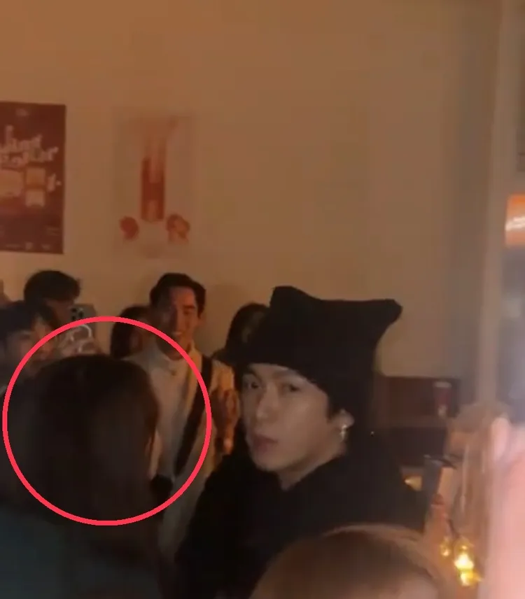 柯震東（右）被大批夜店的人認出時，安心亞明顯低頭避開目光。翻攝Threads