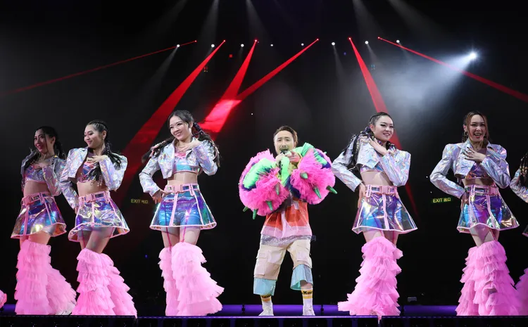 鄭中基搭配舞者又唱又跳。寬宏藝術提供