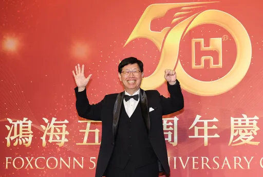 鴻海50週年晚宴!蘋果營運長現身 台積電總裁、日本軟銀CEO也到場