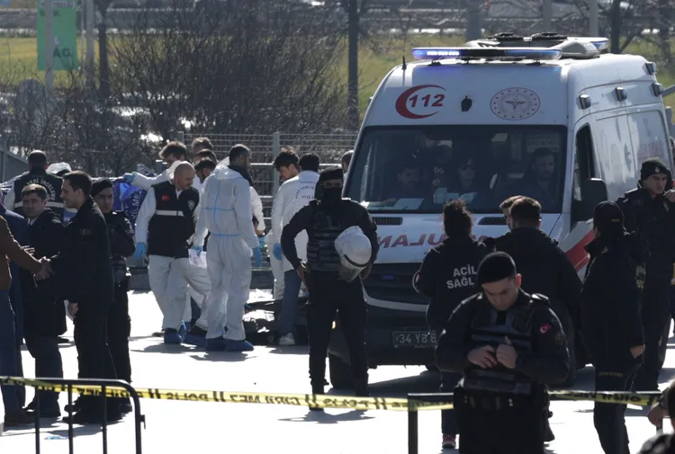 伊斯坦堡法院攻擊案後，警方、救護車、鑑識人員在現場。路透社