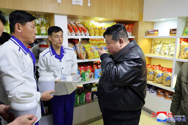 金正恩巡視工廠。美聯社