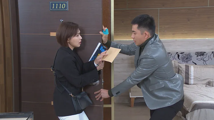 吳婉君（左）《愛的榮耀》中，為了幫阿公的茶園重建，拜訪曾子益設計師。民視提供