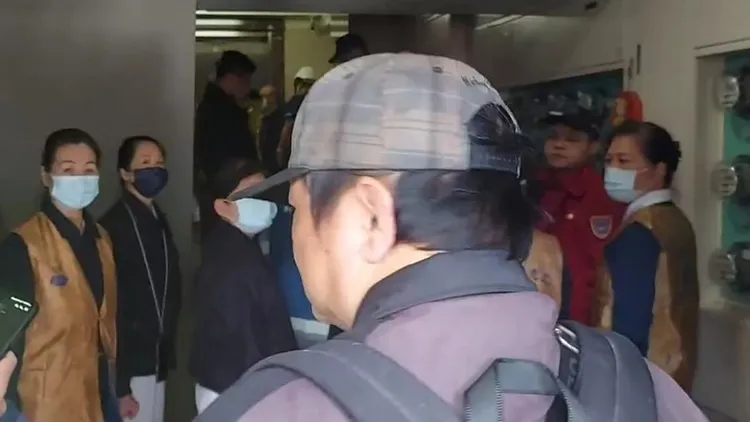 新北市三重區福隆路一處工地27日施工發生意外致鄰損，部分被安置住戶28日返家查看、取物，也在土木技師等專業人員陪同下了解房屋災損狀況。中央社