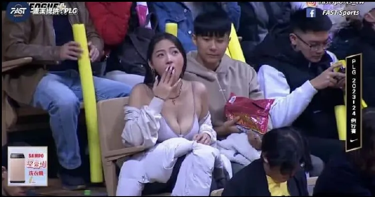 一名爆乳正妹穿著性感內衣看球賽，胸前一對巨乳一覽無遺。翻攝《爆廢1公社》社團