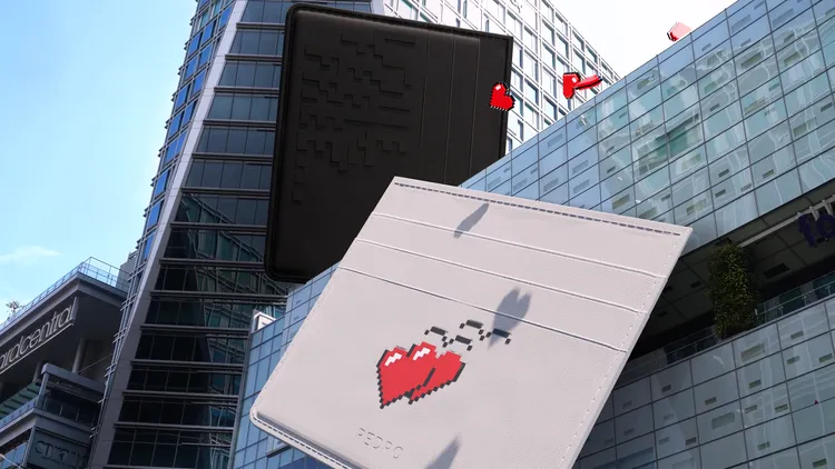 皮革卡夾在純白外觀中綴以小巧紅色愛心。品牌提供