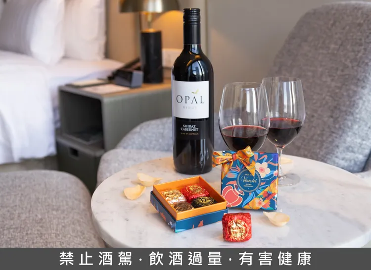 台北漢來大飯店愛戀心動夜住房專案贈送百年義大利Venchi巧克力魚子方禮盒。業者提供