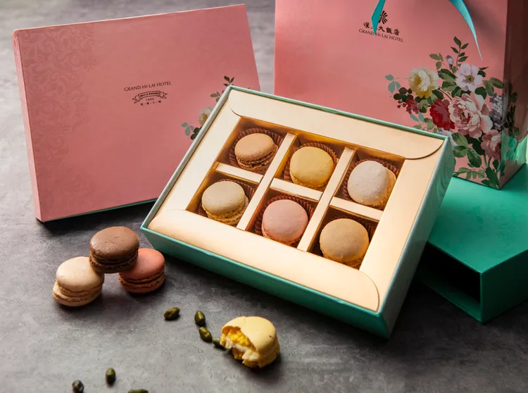 三麗鷗主題房情人節浪漫滿屋專案贈送糕餅小舖獨家馬卡龍甜蜜禮盒。業者提供