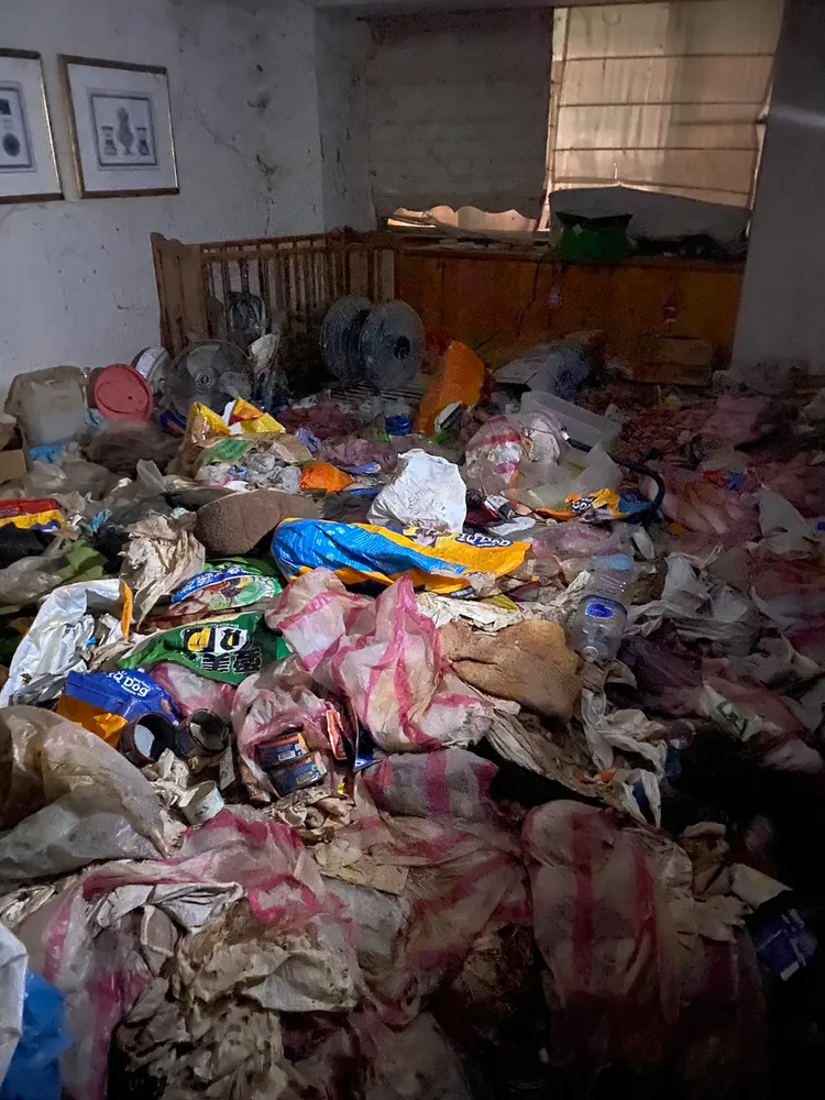 屋內垃圾堆積如山。投訴人提供