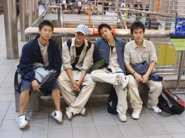 小玉(左二)高中時期的嫩照。相信音樂提供