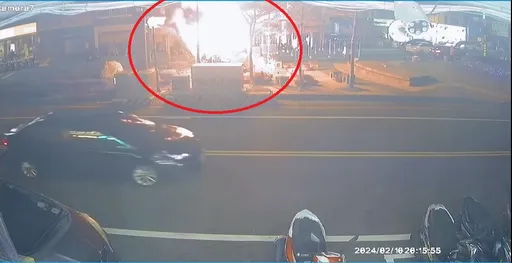 帶小孩公園放煙火!炸毀耶誕樹「火樹銀花」影片曝 媽媽下場慘了