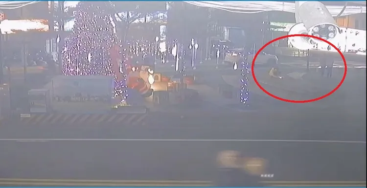 小孩與媽媽等人在耶誕樹旁放煙火，不慎釀成火警。民眾提供