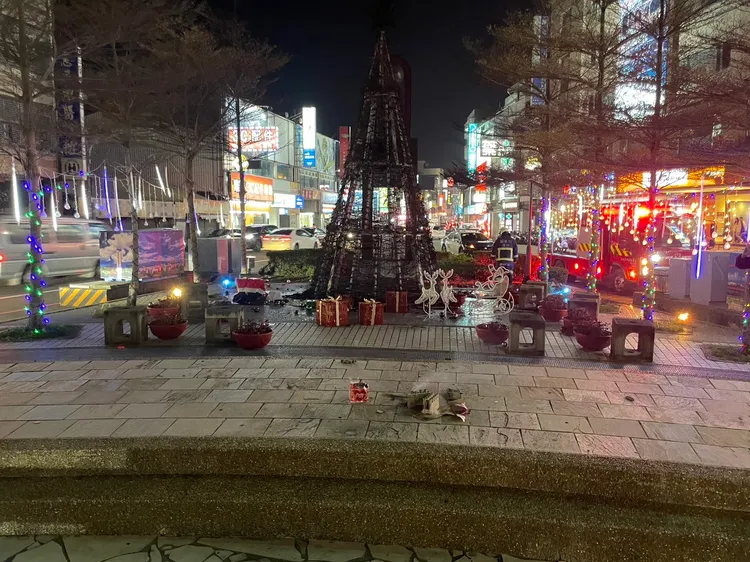 耶誕樹被燒到只剩骨架。民眾提供