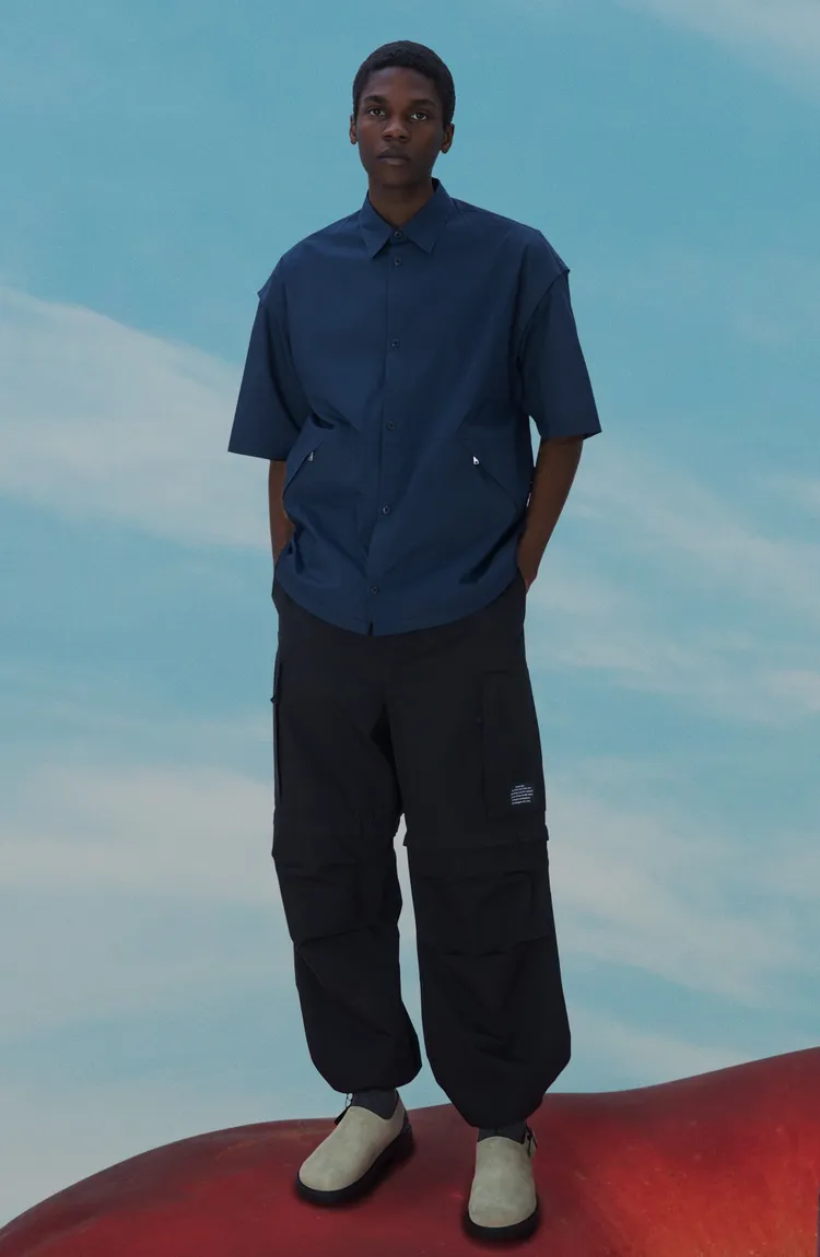 輕薄寬版襯衫將縫紉線設計展示在外側。品牌提供