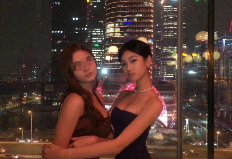 Cayla與閨蜜親密合照。翻攝芒果撈小萌主微博