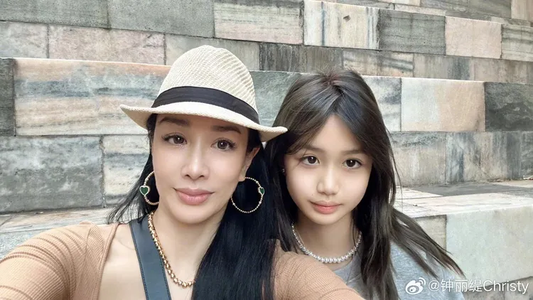 鍾麗緹常分享母女照。翻攝鍾麗緹微博