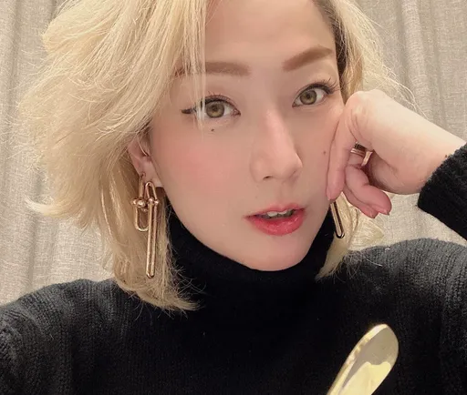 鄭秀文病癒出關 剛抵北海道驚聞8旬母入院!9日遊變1日行