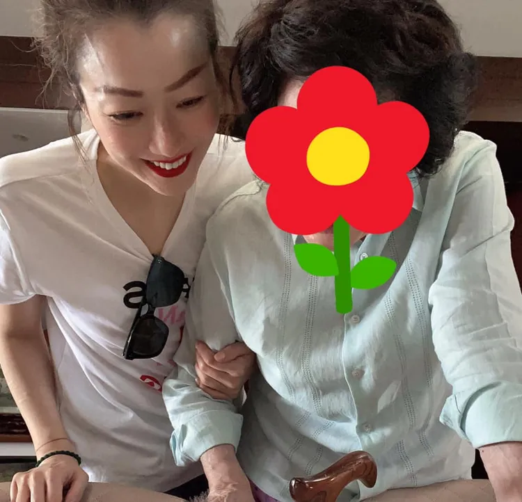 鄭秀文盡量多陪伴80多歲母親。翻攝鄭秀文臉書