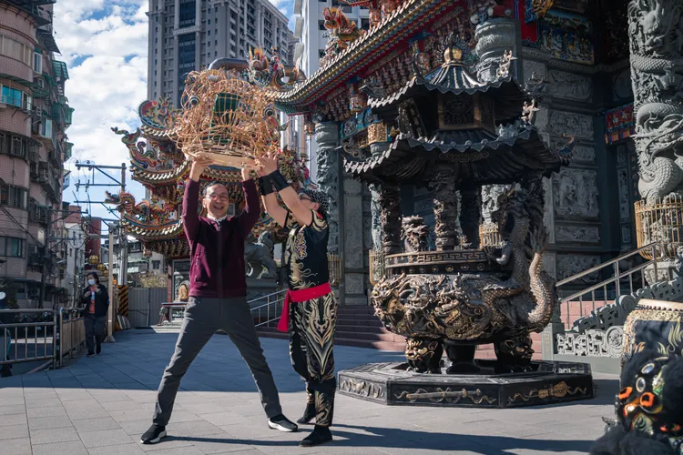 朱立倫撩落去，親身體驗舞獅文化。國民黨提供