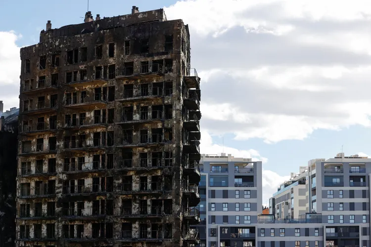 西班牙瓦倫西亞一棟公寓大樓22日發生大火，將建物燒得焦黑。路透社