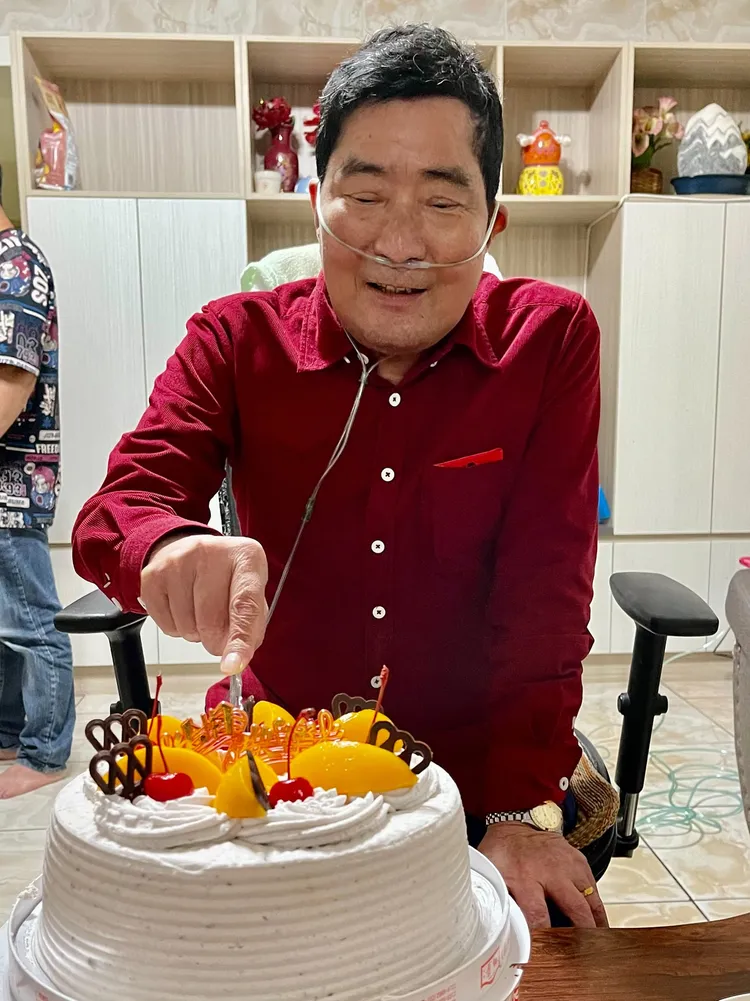 康祺去年4月戴呼吸管慶生。翻攝康祺臉書