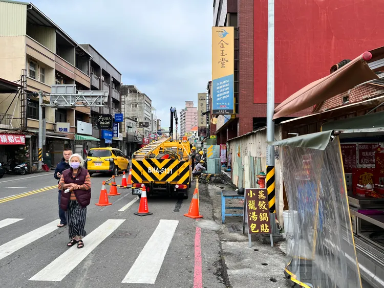 路口號誌不亮，附近67戶停電。警方提供