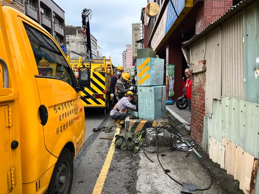 撞車片|變電箱毀了!台南67戶除夕停電8小時 台電加班搶修復電