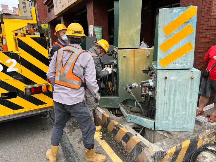 台電人員加班搶修。警方提供