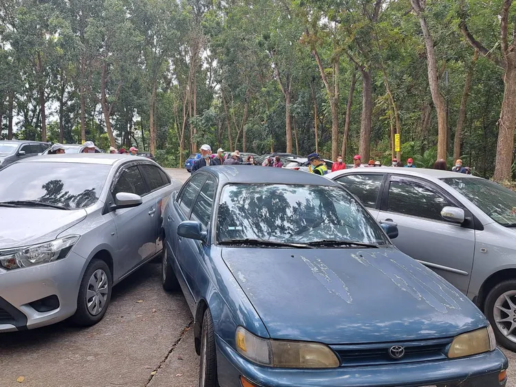 3車挨撞擠成一團。讀者提供