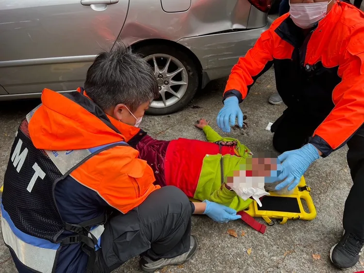 警消將人抬上擔架後送醫。讀者提供