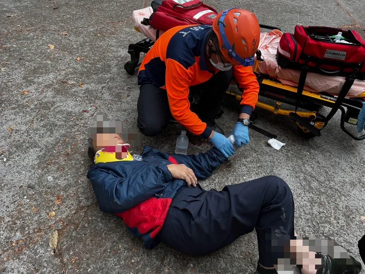 有婦人頸部受挫、虎口受傷。讀者提供