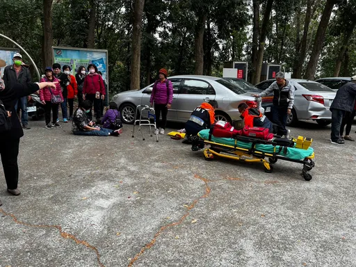 8旬老翁爬坡駛進停車場竟暴衝 連撞6路人、4輛車!肇事原因出爐