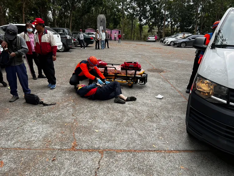 轎車挨撞，路人亦遭波及，受傷倒地。讀者提供
