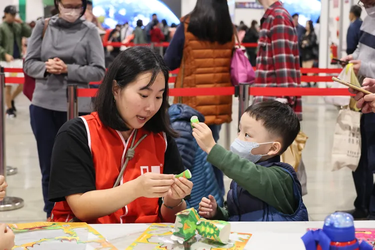 鴻海嘉年華會有很多遊戲可供員工眷屬體驗。攝影中心