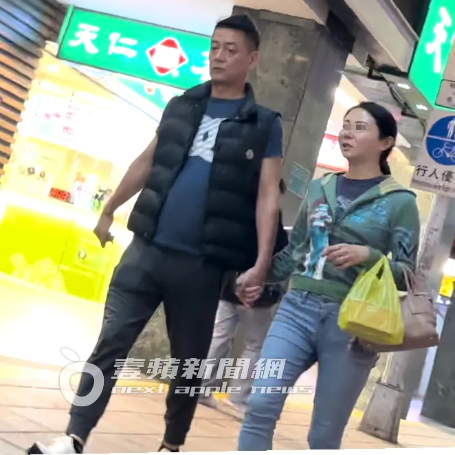 他倆漫步欣賞沿路風景，走到南京東路和復興北路交叉口。特勤中心攝