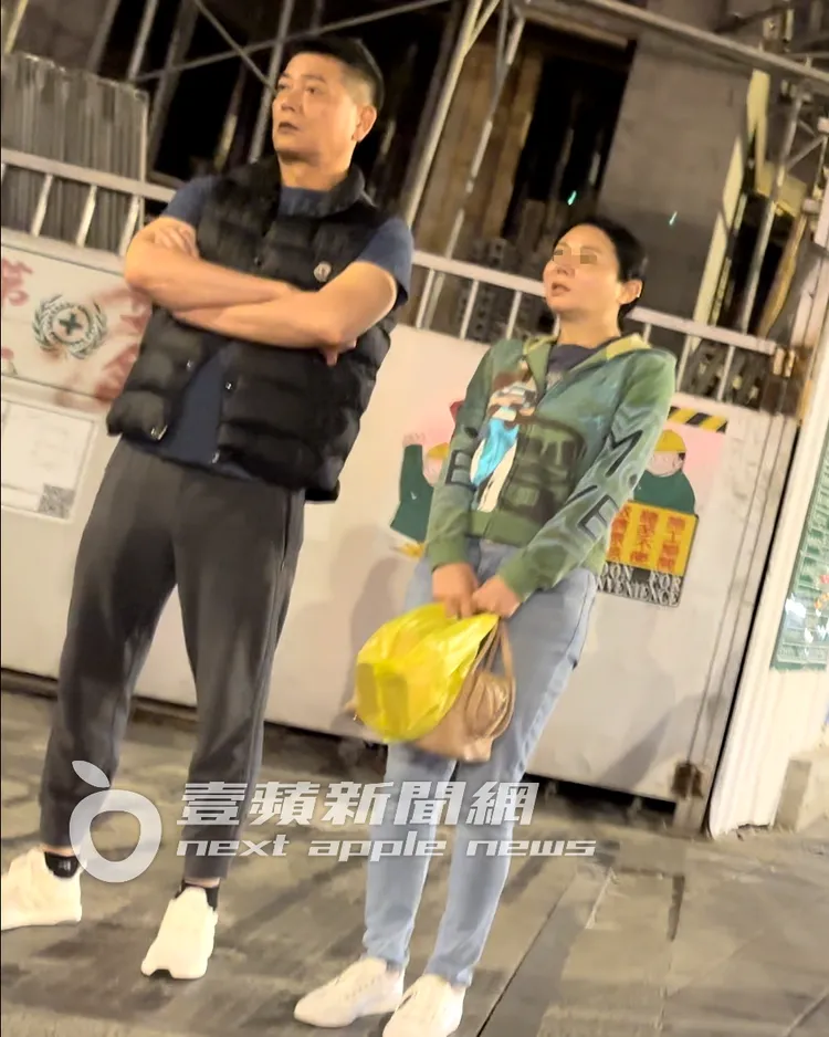 張碩文（左）一開始保持雙手交叉在胸前的紳士動作，「緊緻女」則雙手平放前方。特勤中心攝