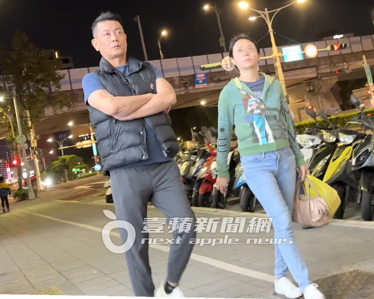 張碩文和「緊緻女」飯後並肩漫步。特勤中心攝