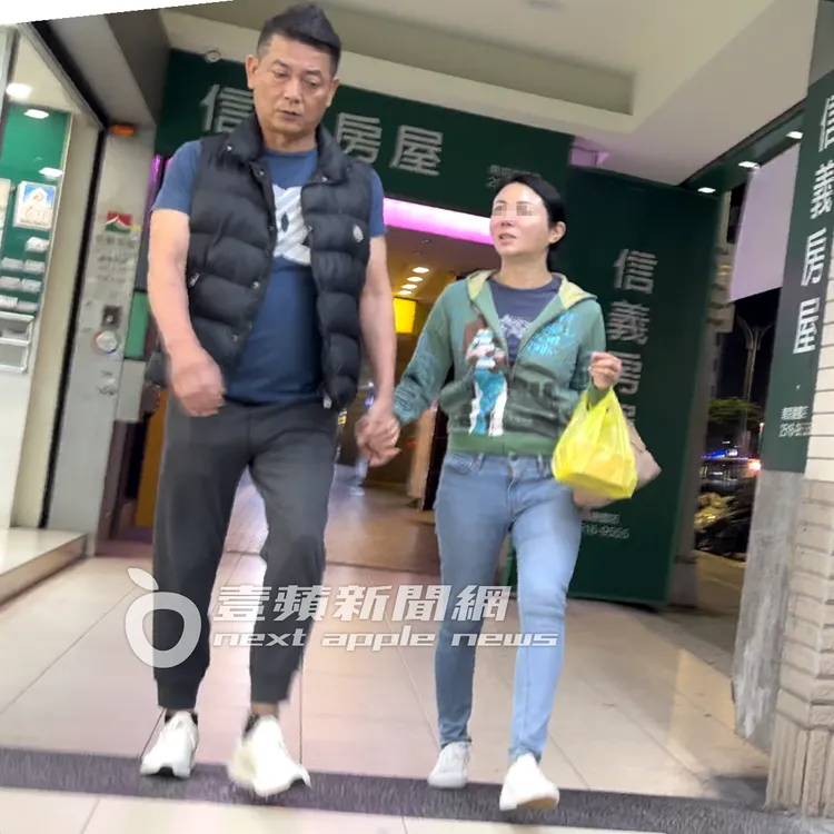 張碩文牽著「緊緻女」的小手，邁開步伐大步前進。特勤中心攝