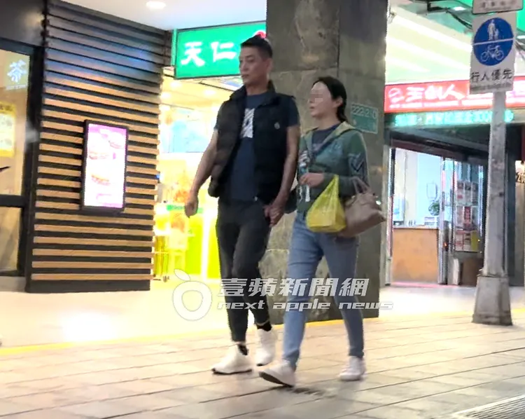 張碩文（左）展現出成功男人的自信侃侃而談，邊走還不忘抓頭髮顧造型。特勤中心攝