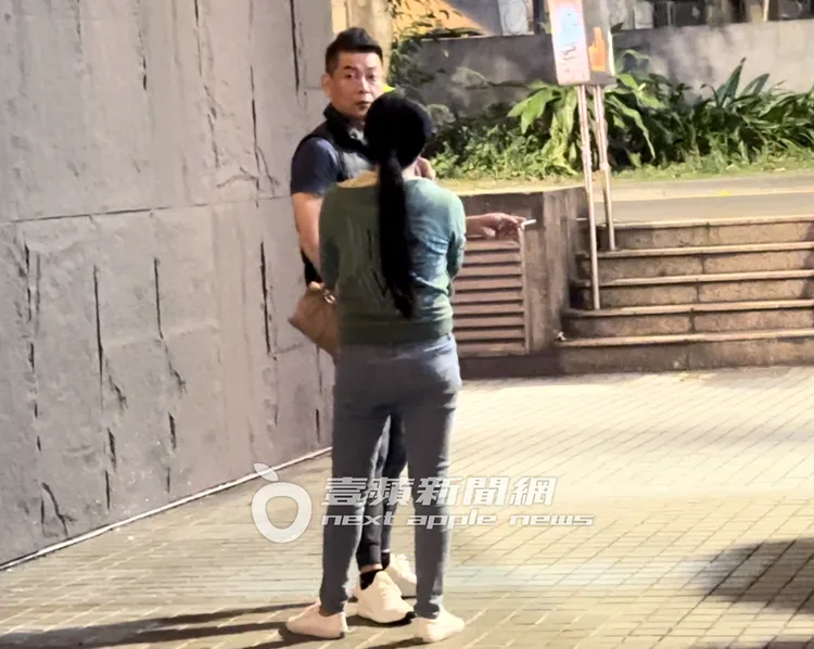 張碩文享受飯後1根菸放鬆，「緊緻女」也拿出電子菸吞雲吐霧，看來同為菸友。特勤中心攝