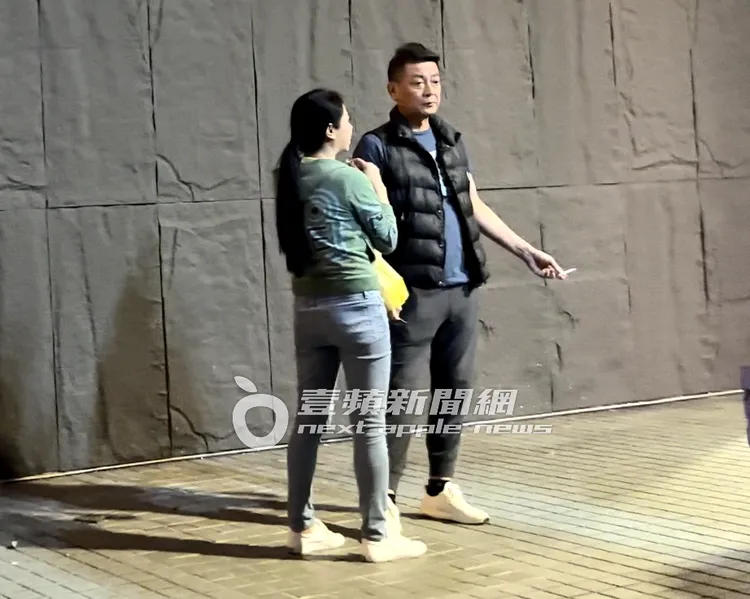 張碩文（右）飯後在餐廳門口抽紙菸放鬆，「緊緻女」則抽電子菸。特勤中心攝