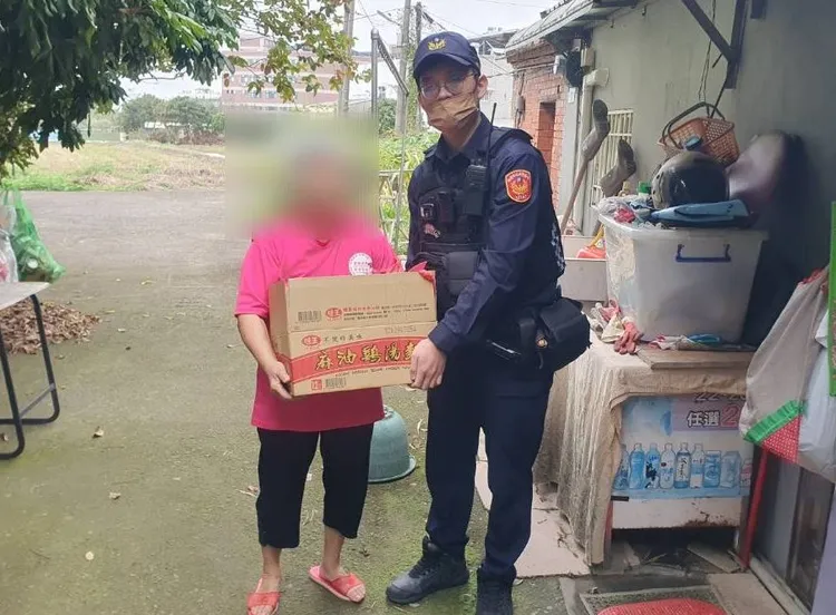 大竹派出所贈送物資。蘆竹警分局提供