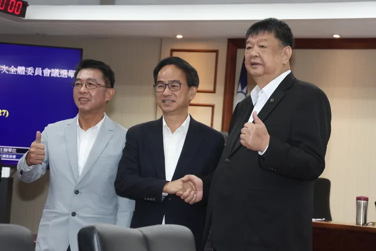 交通委員會召委投票結果，國民黨陳雪生（右）及民進黨李昆澤（中）當選。彭欣偉攝