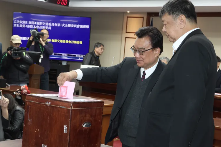 林國成投下召委選舉票，陳雪生一旁監票。彭欣偉攝