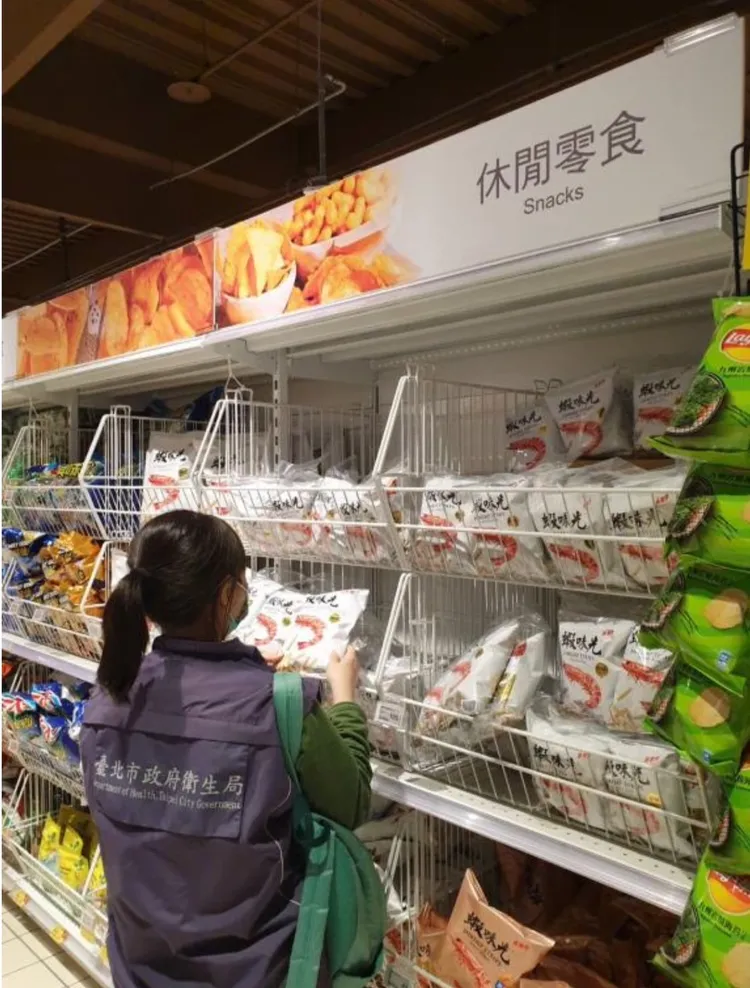 北市派員到大潤發賣場稽查，要求下架毒辣椒粉相關產品。北市衛生局提供
